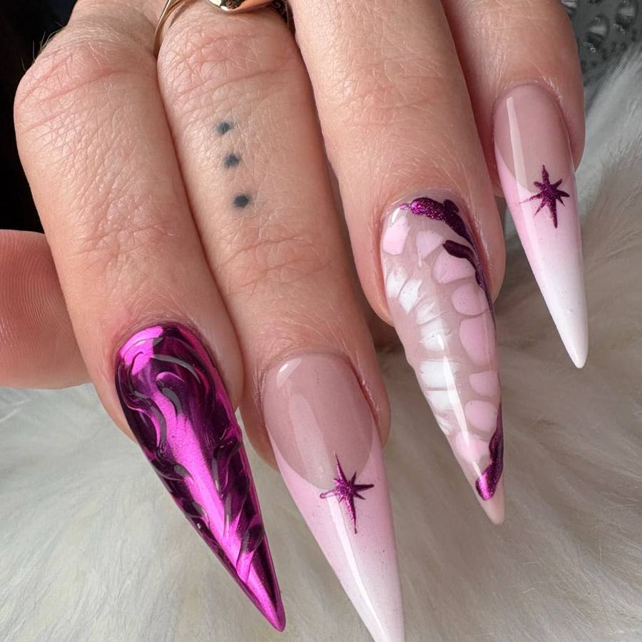 Stiletto nails with a chrome magenta finish alongside white stiletto nails with pink star details — by Alice Garrido